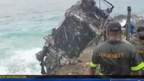 El auto al ser sacado del Mar Caribe