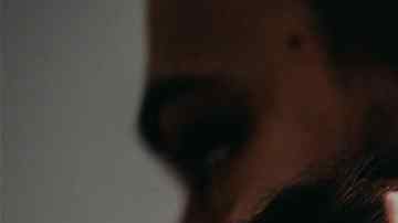 Fotografía de archivo de un hombre cargando a un bebé.