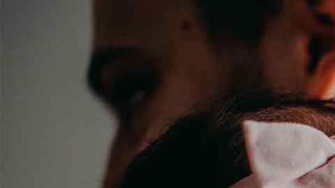 Fotografía de archivo de un hombre cargando a un bebé.