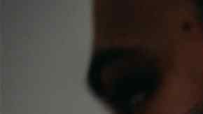 Fotografía de archivo de un hombre cargando a un bebé.