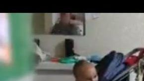 El bebé comienza a llorar al escuchar los disparos.