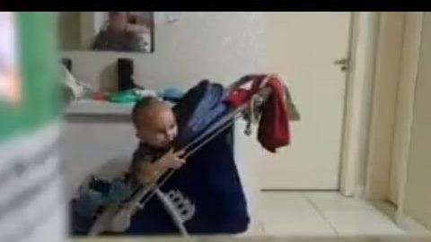 El bebé comienza a llorar al escuchar los disparos.