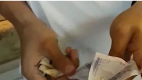 Un hombre cuenta el dinero que ganó.
