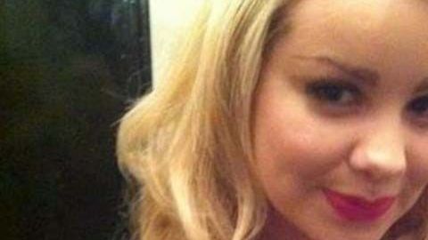 Hornby sufre de macromastía o gigantomastia juvenil.