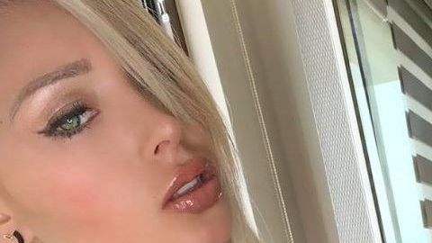 La modelo chilena Daniella Chávez, consumada americanista y ahora analista de boxeo.
