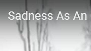 Un orangután trata de impedir que continúen derribando su habitat.