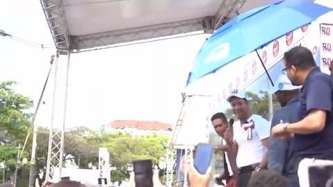 El artista fue llevado a un hospital al terminar su presentación.