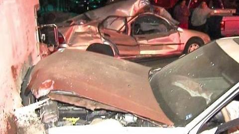 El conductor del auto huyó luego de los choques.