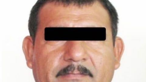 Queda atorado en túnel por espiar a su ex