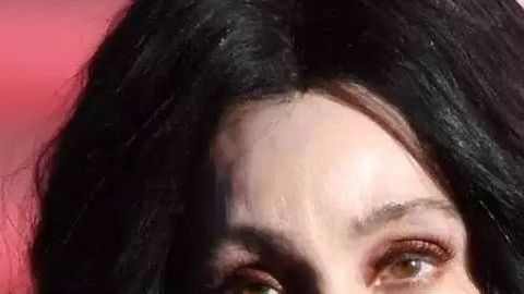 Cher criticó que no se atienda a estadounidenses pobres, así como se ayuda a inmigrantes.