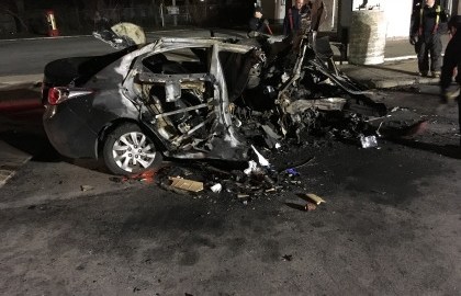 Testigos aseguraron que el vehículo golpeó dos postes de luz y una base de señales de concreto antes de estallar en llamas