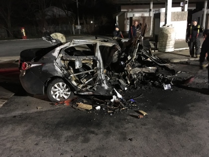 Testigos aseguraron que el vehículo golpeó dos postes de luz y una base de señales de concreto antes de estallar en llamas 