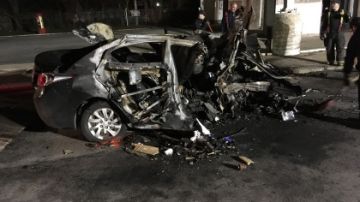 Testigos aseguraron que el vehículo golpeó dos postes de luz y una base de señales de concreto antes de estallar en llamas