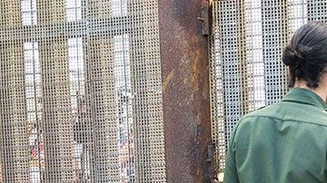 DHS también trasladó a agentes aduaneros para apoyar a La Migra.