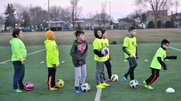 West Lawn Soccer Club entrena lunes, martes y jueves en el parque West Lawn de Marquette y Keeler. 
(Javier Quiroz / La Raza)