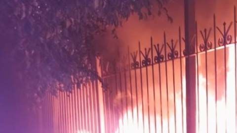 Unos de los autos incendiados en la colonia Residencial Victoria.