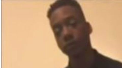 El asesino se defiende argumentando que disparó en defensa propia.