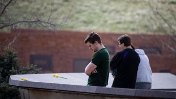 Memorial de las víctimas de la masacre de  Columbine en Littleton, Colorado.