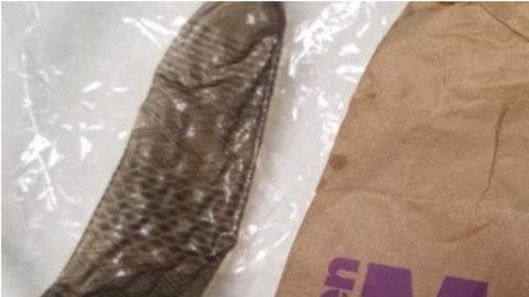 El condón fotografiado por los padres de la niña.