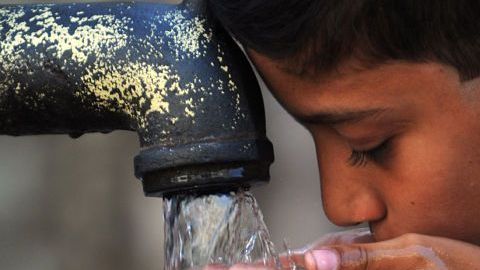 Legisladores en Illinois impulsan proyecto de ley para asegurar tarifas de agua justas.