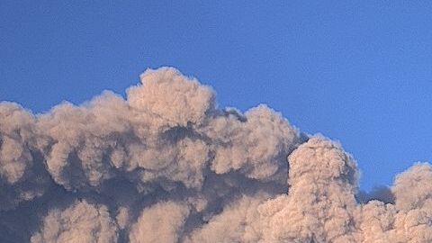 Elevan alerta tras erupciones del volcán Popocatépetl.