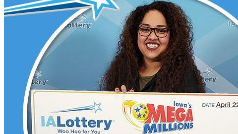 La feliz ganadora presumiendo su cheque.