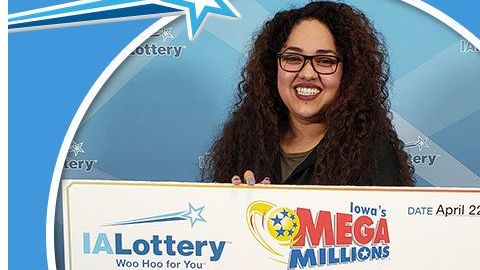 La feliz ganadora presumiendo su cheque.