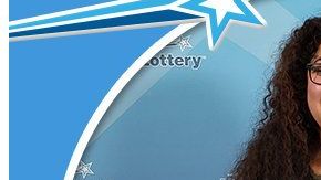 La feliz ganadora presumiendo su cheque.