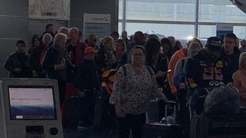 Los atrasos fueron en el check-in y la entrega de equipaje.