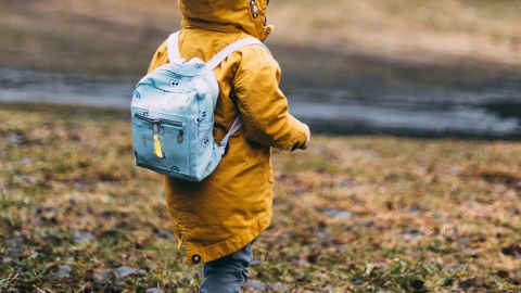 El pequeño tomó su mochila para viajar.