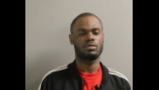 Deangelo Suggs de 28 años fue acusado de cinco cargos de robo a mano armada con un arma de fuego, un cargo de abuso sexual criminal agravado y un cargo de intento de secuestro de vehículos, dijo la Policía de Chicago