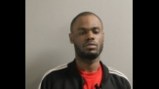 Deangelo Suggs de 28 años fue acusado de cinco cargos de robo a mano armada con un arma de fuego, un cargo de abuso sexual criminal agravado y un cargo de intento de secuestro de vehículos, dijo la Policía de Chicago