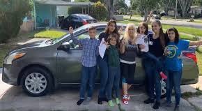 Niños huérfanos reciben un auto nuevo comprado por los vecinos y el Sheriff.
