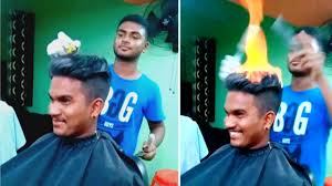 La curiosa forma de cortar el cabello de este barbero.