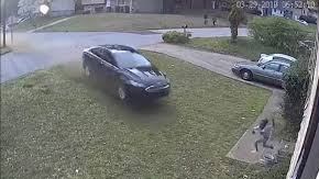 Niña es atropellada por un auto en el jardín de su casa.