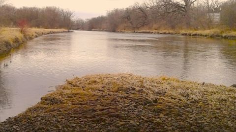 Un hombre y una mujer fueron vistos por última vez cerca de la represa en el río ubicado cerca de la Ruta 52, al este de la Ruta 59 en Shorewood.