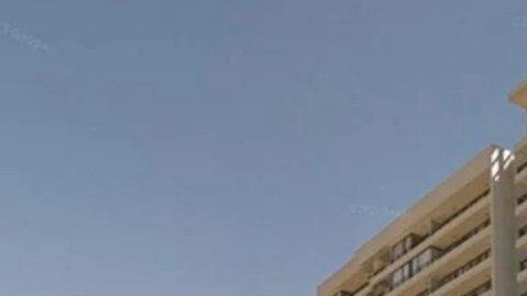 Al parecer los uniformados trataron de extorsionarlo y lo arrojaron del edificio.