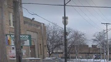 La Policía de Chicago dijo que dos hombres estaban en un auto estacionado afuera de la Escuela Primaria Sherwood en la cuadra 200 al oeste de la calle 57th.