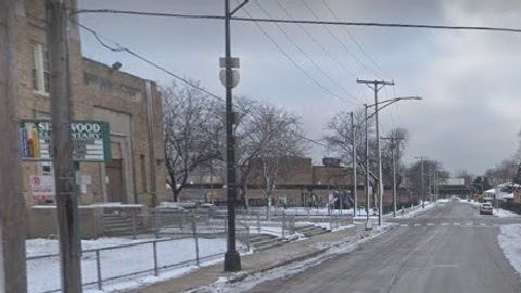 La Policía de Chicago dijo que dos hombres estaban en un auto estacionado afuera de la Escuela Primaria Sherwood en la cuadra 200 al oeste de la calle 57th.