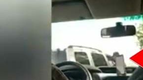 El video fue grabado por una mujer desde el interior del vehículo.