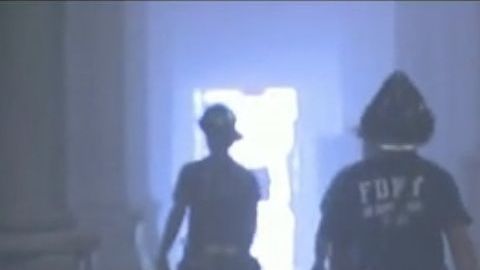 Bomberos dentro de St. John The Divine