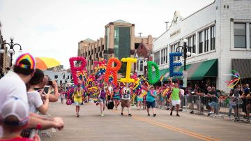 El año pasado, en Aurora, Illinois el desfile inaugural atrajo a más de 10 mil personas, por lo que los organizadores deseaban incluir un festival de dos días a la celebración.