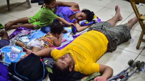 Una familia migrante de Honduras descansa en un albergue en Ciudad Hidalgo, Chiapas. EFE