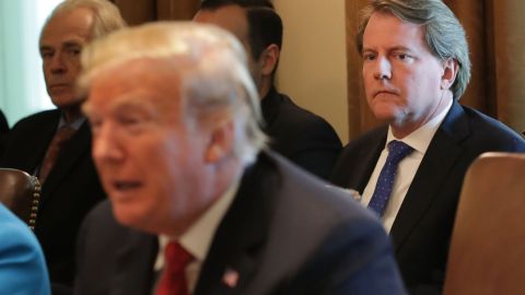 El asesor Don McGahn indicó que el presidente toma decisiones rápido y, a veces, con información errónea.