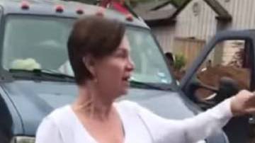 La mujer amenazó a la latina a pesar de tener permiso para su negocio