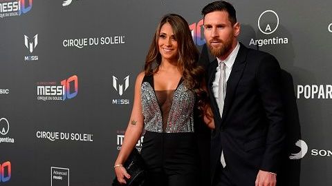 Barcelona's Argentinian forward Lionel Messi and his wife Antonella Roccuzzo pose on the red carpet during a photocall for Cirque du Soleil's latest show "Messi 10" inspired by the Argentinian football star in Barcelona on January 31, 2019. (Photo by LLUIS GENE / AFP)        (Photo credit should read LLUIS GENE/AFP/Getty Images)