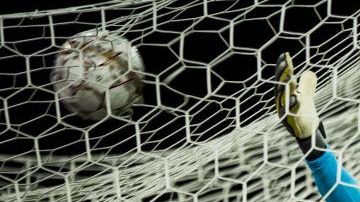 El portero mexicano del Standard de Lieja Guillermo Ochoa no pudo evitar la derrota contra el Brujas.