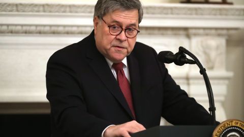 El fiscal general William Barr busca aumentar la plantilla de jueces migratorios.