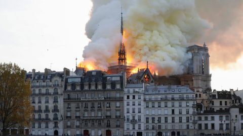 Otras catedrales suenan sus campanas en honor a Notre Dame.