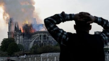 Miles de personas se detuvieron a ver el incendio de la Catedral de Notre Dame en París.